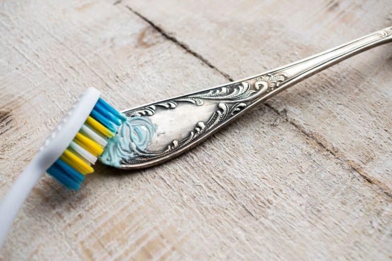 dentifrice pour faire briller l'argenterie et la cuisine
