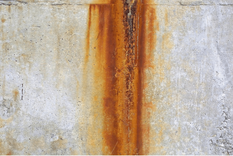 tache de rouille sur un mur
