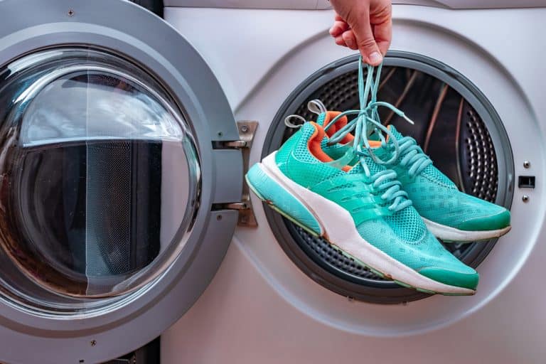 Nettoyer des chaussures de sport sales dans une machine à laver à la maison
