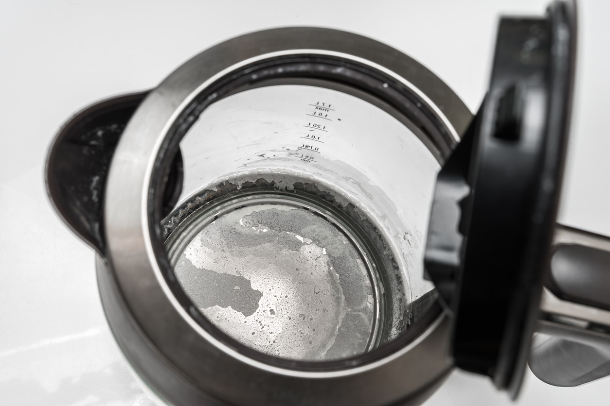 3 conseils contre le tartre dans une bouilloire (pour l’éliminer et empêcher son retour)