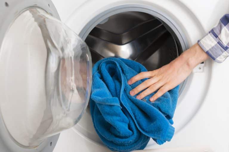 l'astuce de la serviette pour faire sécher le linge