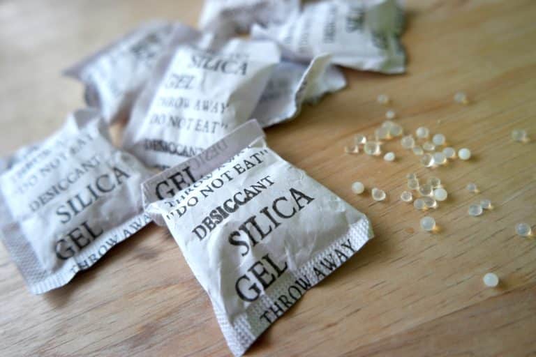 sachets gel silice contre l'humidité dans un placard et la maison utilisations