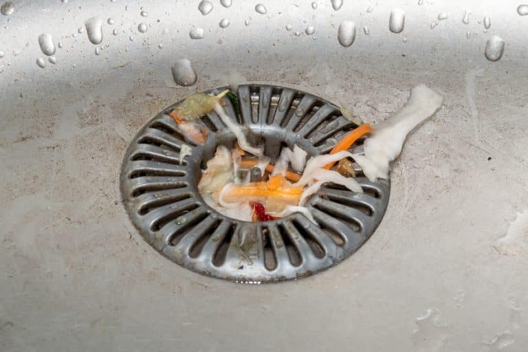 Drain d’évier avec les ordures coincées. évier en métal sale canalisation bouchée bouchon