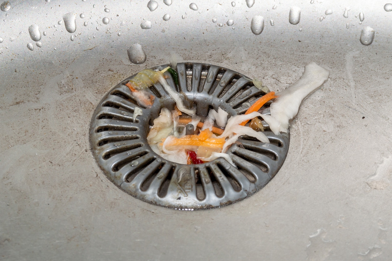 Drain d’évier avec les ordures coincées. évier en métal sale canalisation bouchée bouchon