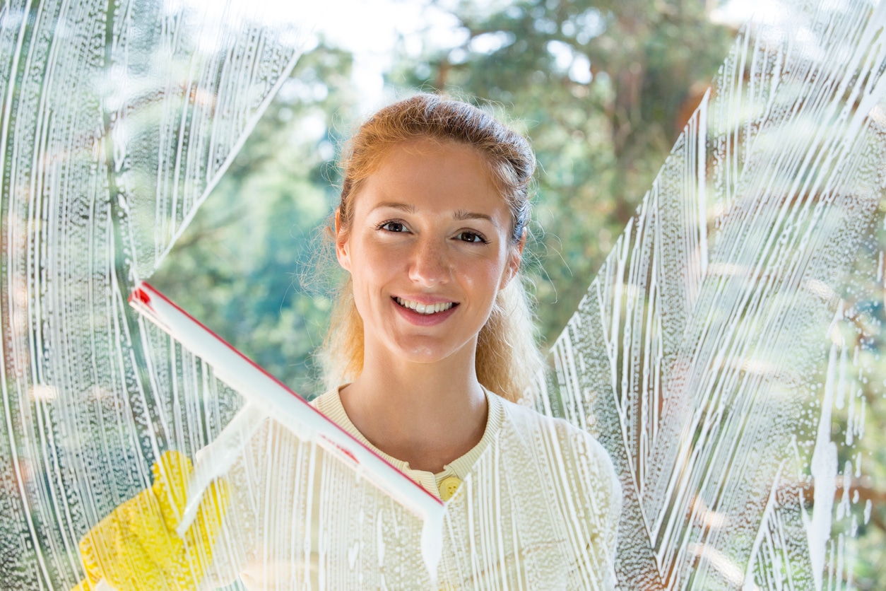 6 astuces insolites pour des vitres impeccables et SANS traces