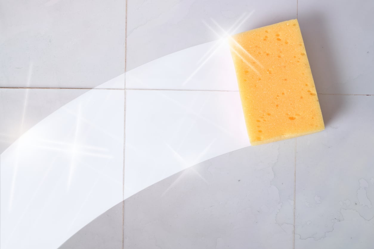 8 astuces pour nettoyer, rénover et faire briller un carrelage terne