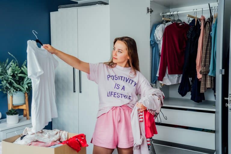 trier ses vêtements vider sa garde-robe désencombrer