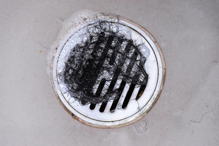 Cheveux dans le drain bouché bouchon de douche canalisation bouchée