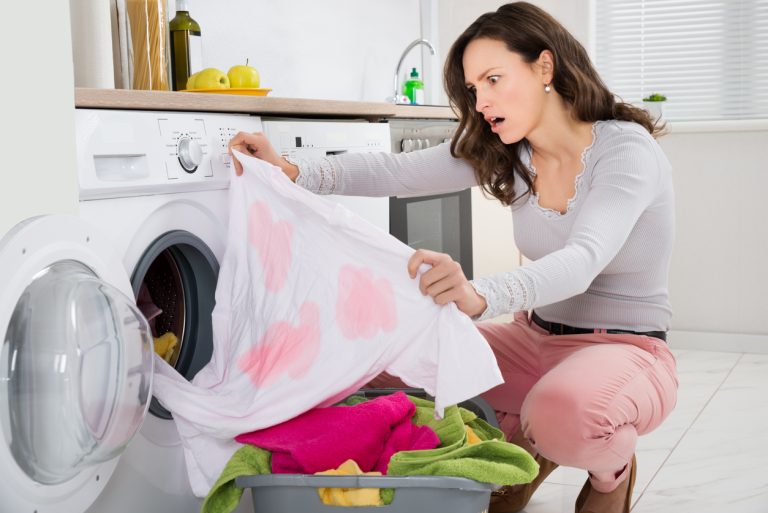 vêtement déteint après le lavage vêtements déteindre à la machine à laver décoloration linge fixer la couleur