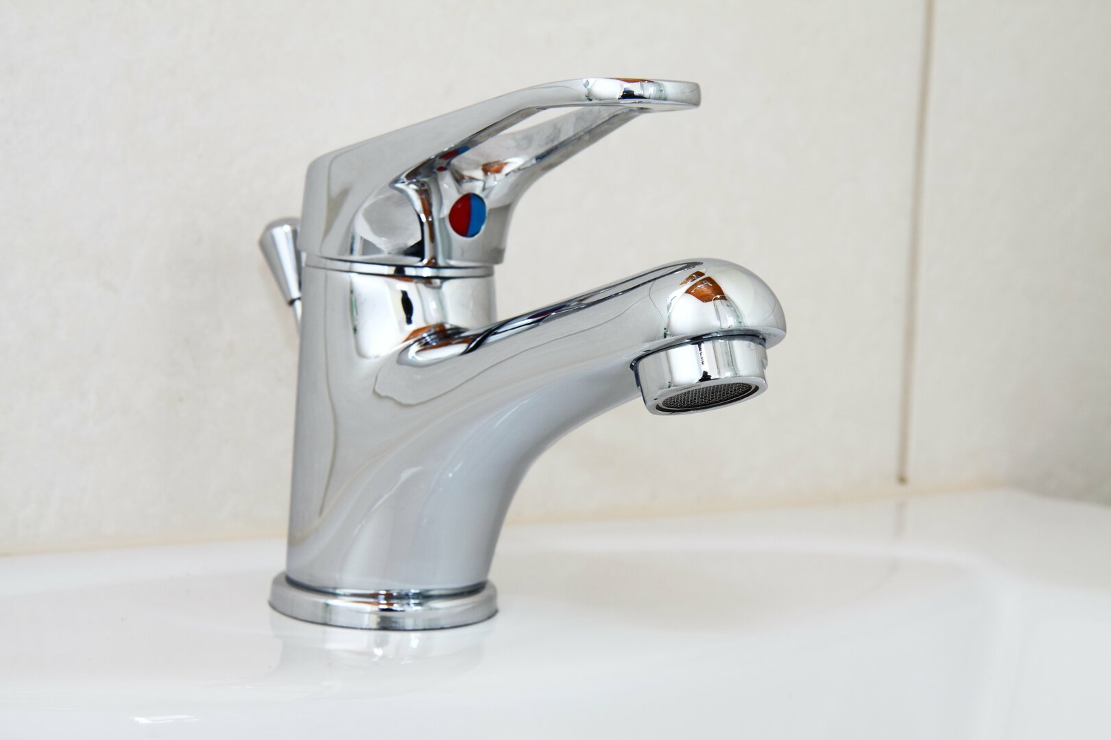 Ce petit détail oublié dans la salle de bain qui gonfle vos dépenses d’eau chaude chaque jour !