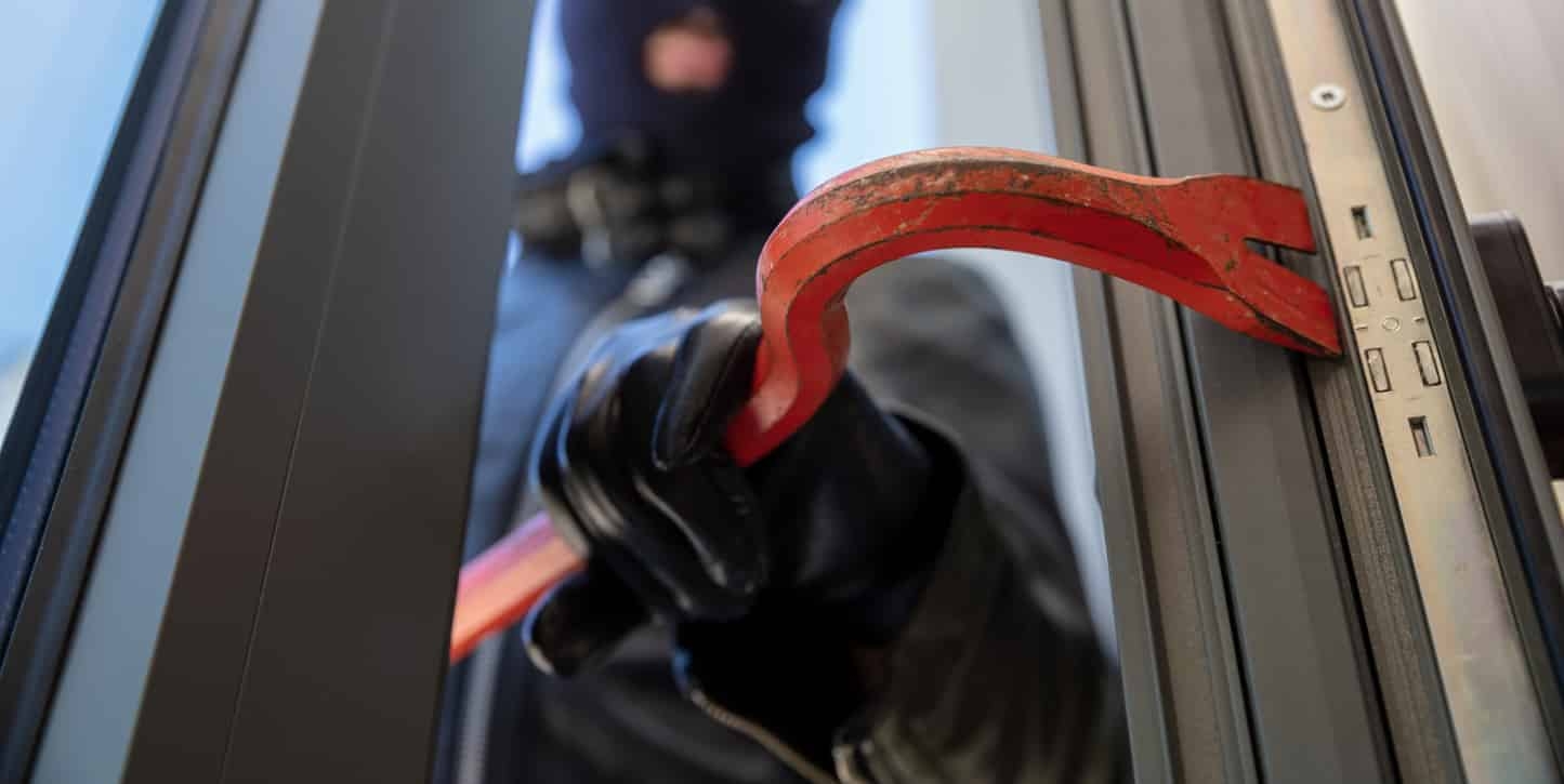 Quand l'intrus entre chez vous : ce que dit vraiment la loi sur la riposte