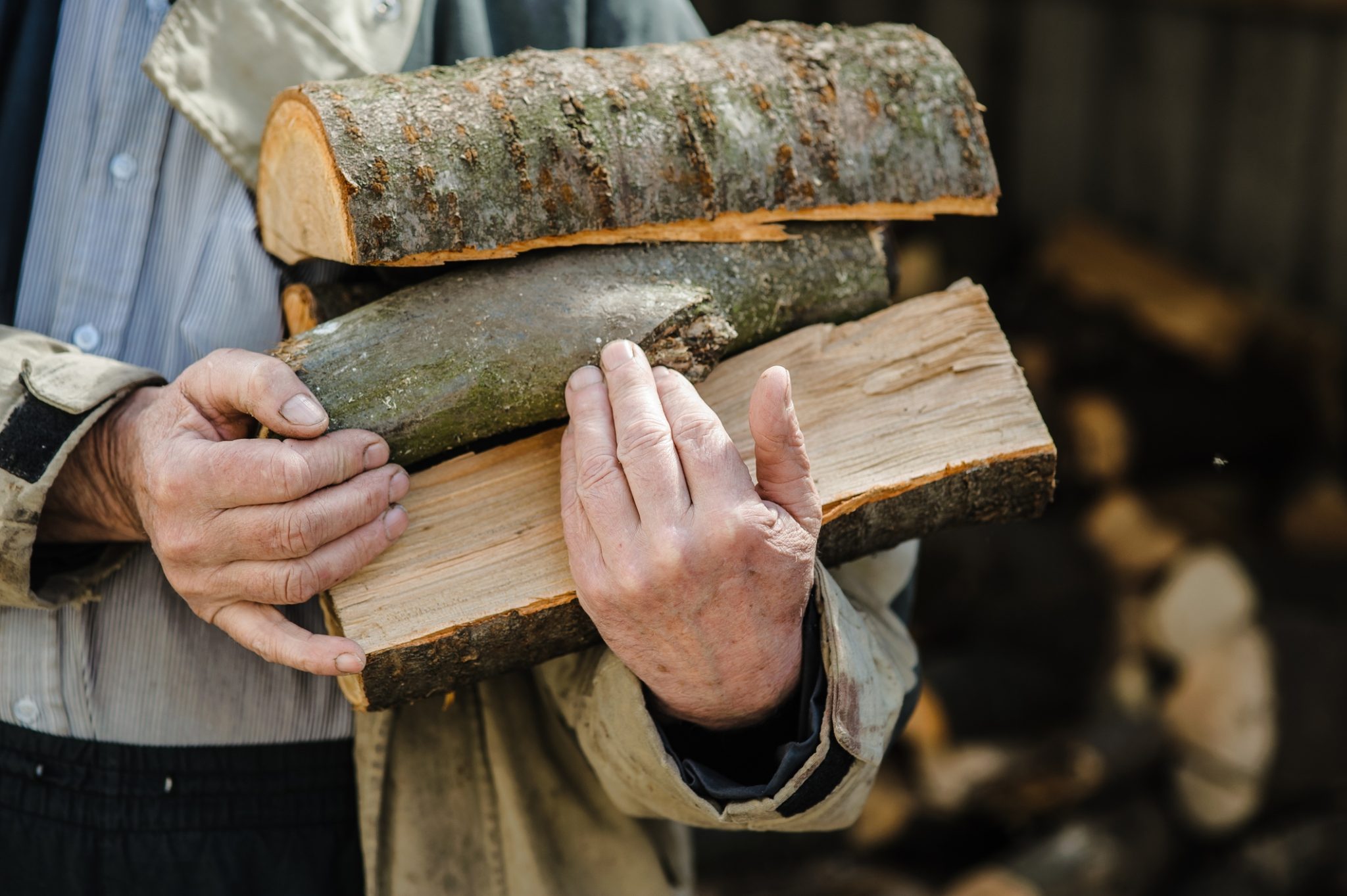 C’est le bois que l’on préfère dans nos cheminées… et pourtant, il n’est pas si efficace