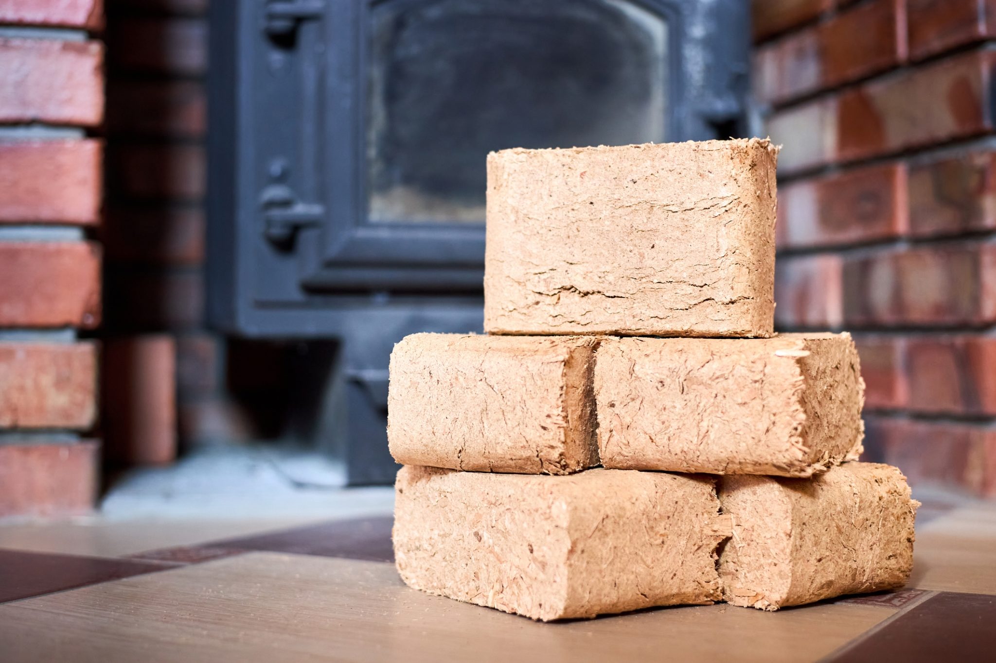 Bûches compressées : solution miracle ou piège coûteux ? Voici la vérité