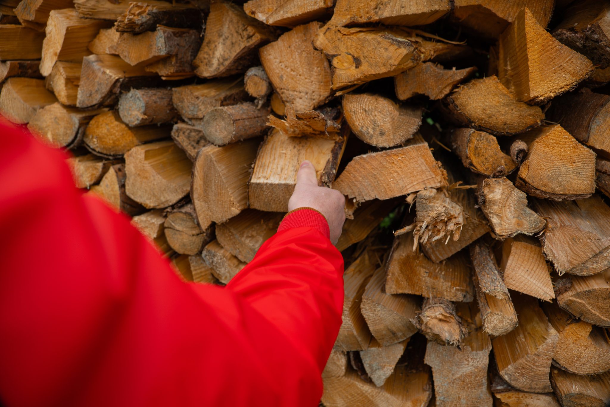 Les chauffagistes le confirment : ce geste simple réduit votre consommation de bois de 30 %