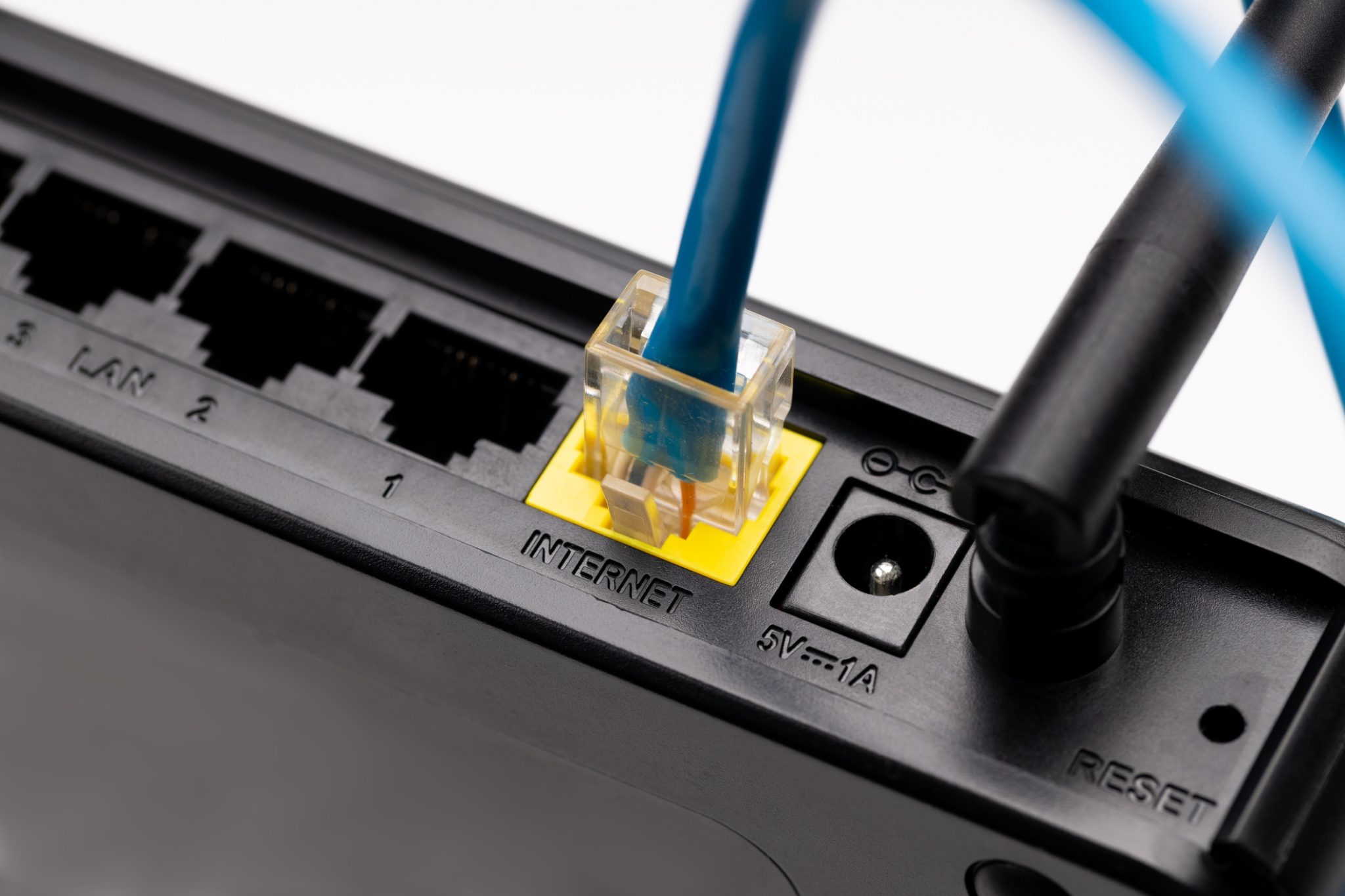 Laisser sa box internet allumée 24h/24 : le montant réel que ça ajoute à votre facture d’électricité chaque année