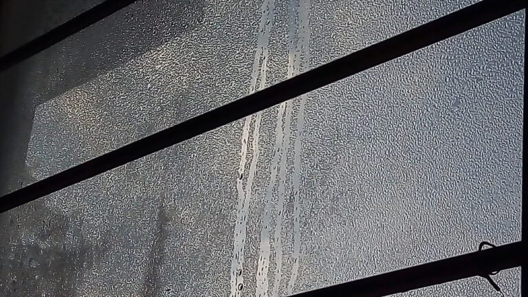 Condensation sur une fenêtre. Photo : Doggo19292, Wikimedia Commons, domaine public