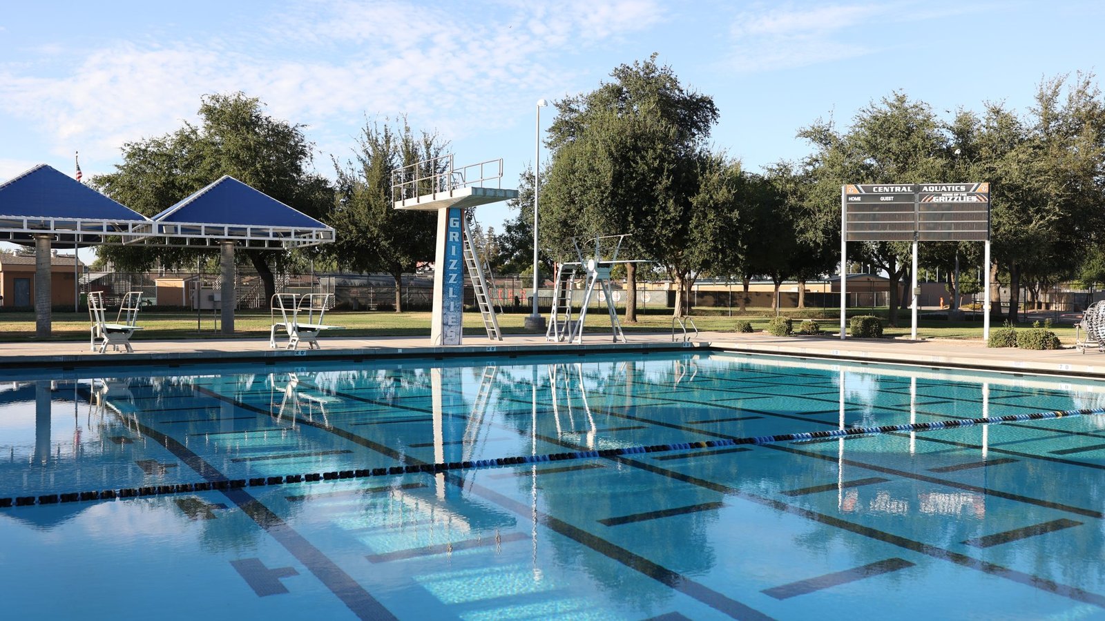 Un pourtour de piscine en béton reste mouillé tout l'été : c'est là que les moisissures s'installent. Photo : WordPress Photo Directory, CC0.